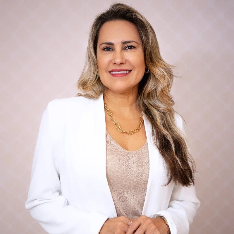 Dra. Erika Naves, especialista em camuflagem corretiva paramédica em Fortaleza